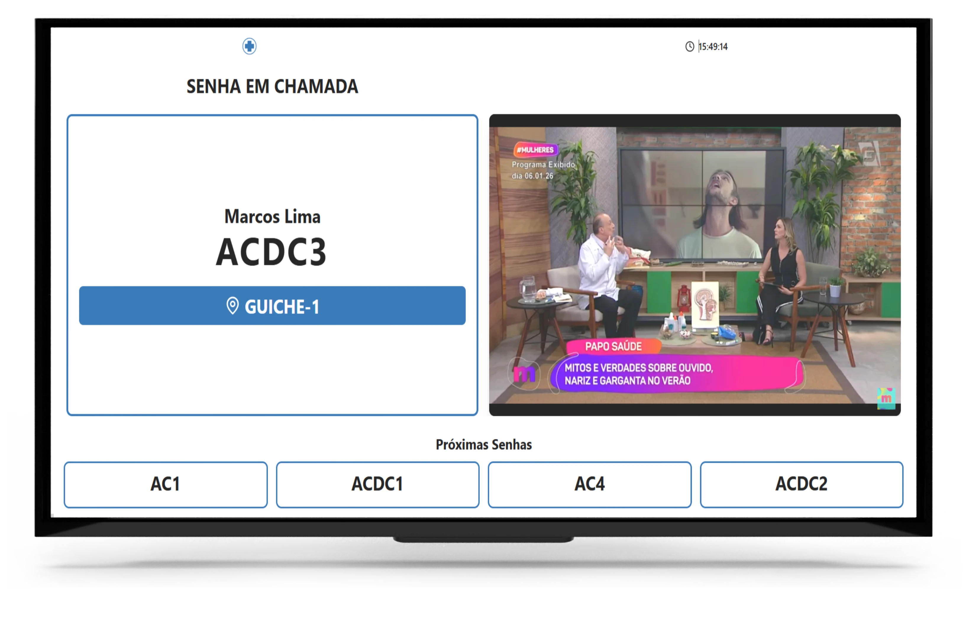 Painel de chamada de pacientes exibido em uma TV