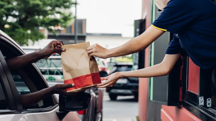 Filas de Espera em Drive Thru: Como a Tecnologia Pode Acelerar a Entrega e Evitar Desistências
