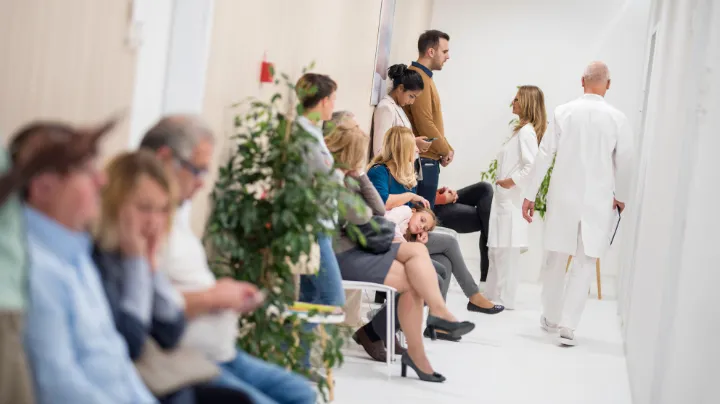 O Fim da ‘Sala de Espera Prisional’: Como a Espera Flexível Via QR Code Redefine a Experiência do Cliente em Ambientes de Atendimento